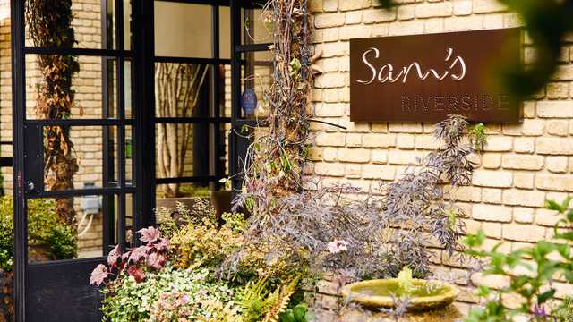 Commis Waiter / Waitress