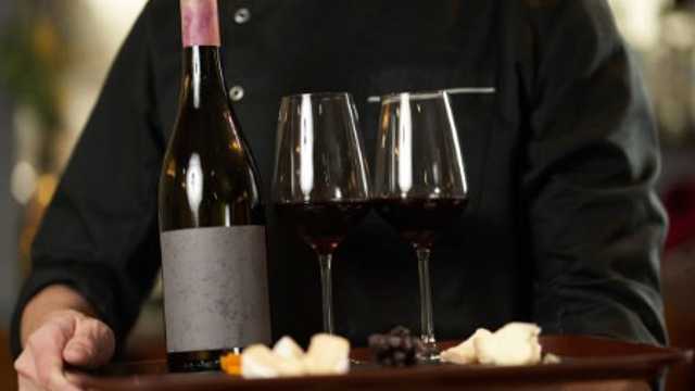 DEPENDIENTE/A PARA CÓRNER DE VINOS Y QUESOS