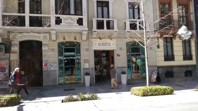 IG: labodegadegranvia para contratación de Camarero/a y Cocinero/a