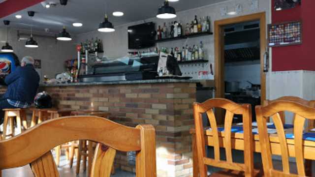 Camarero/a y Ayudante/a de Cocina