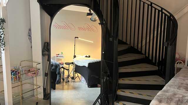 Nail technician or Lash tech