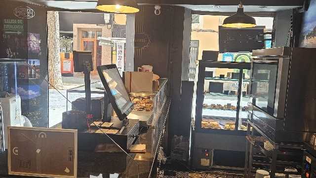 Camarero en tienda de dulces portugueses