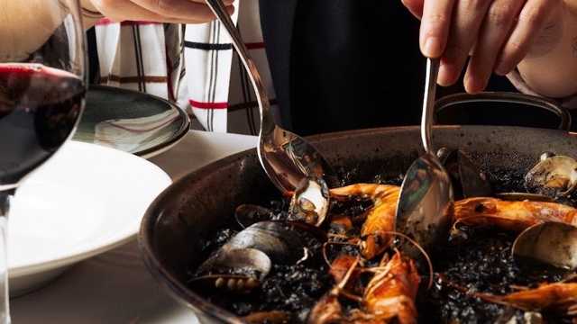 CAMARERO/A Y AYUDANTE DE COCINA – RESTAURANTE TRADICIONAL ESPAÑOL