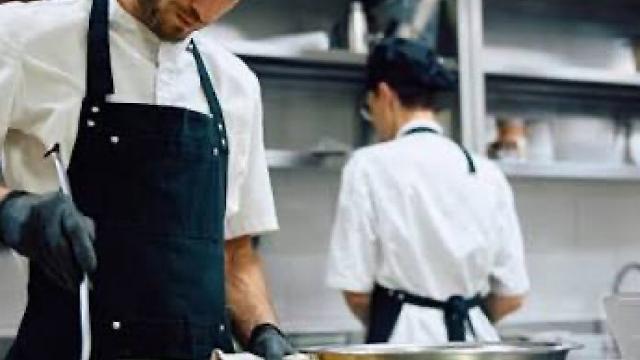 Cocinero/a y Ayudante/a de Cocina