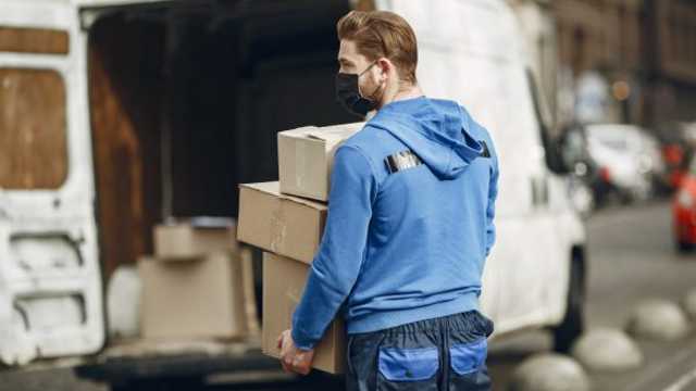 Conductor repartidor paqueteria en furgoneta