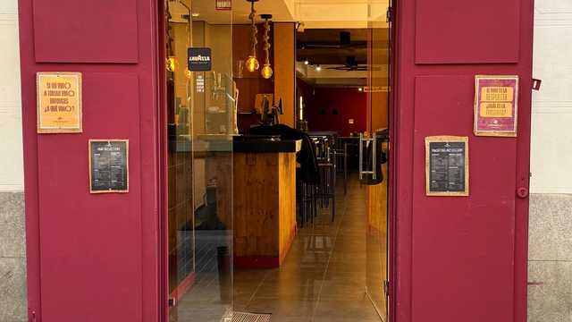 ¡Se busca camarera/o apasionado por el vino!