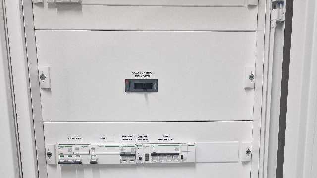 Montador de cuadros eléctricos
