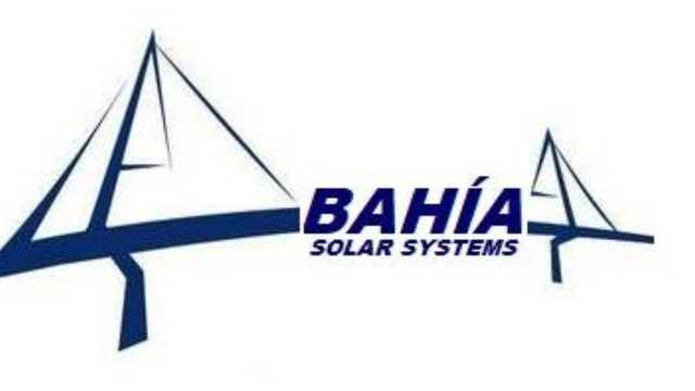 Oficial en montaje de placas solares