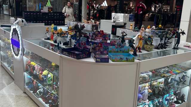 Dependiente de Cartas Pokemon y Anime