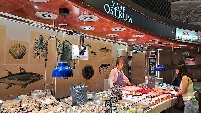 Dependiente/a de parada de marisco y ostras en la Boqueria
