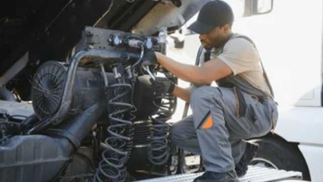 MECÁNICOS DE CAMIONES