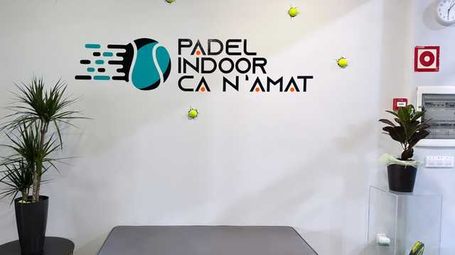 Camarero bar con buen ambiente de padel