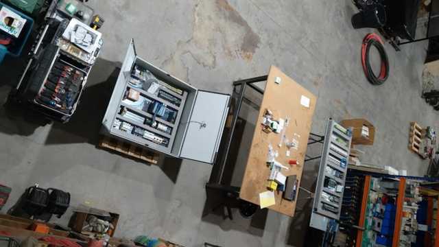 Operario instalador electrico industrial