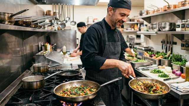 COCINERO CON EXPERIENCIA EN COCINA MEDITERRANEA - 24760 BRUTO ANUAL