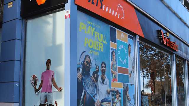 Dependiente de tienda de tenis y pádel