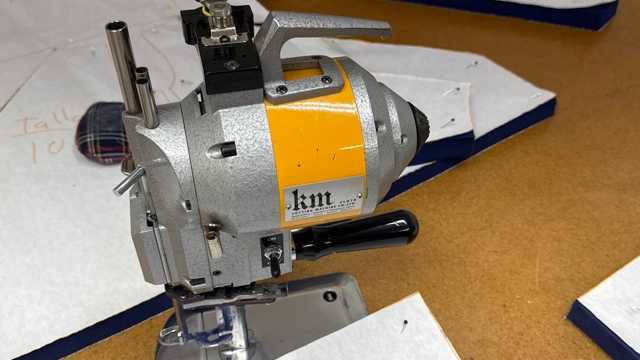 Cortador taller confección textil