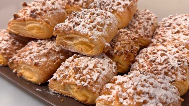 Dependienta de panadería con café