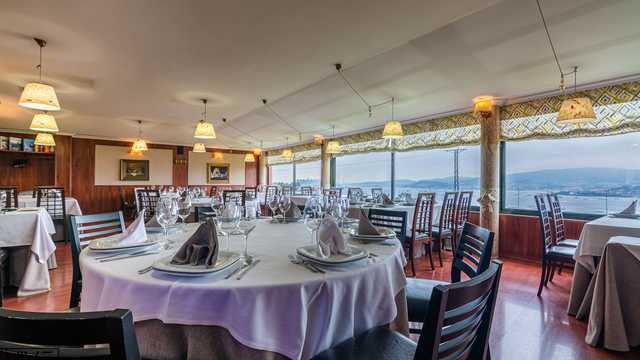 Hola necesito camarero para Restaurante en vigo. Buenas condiciones