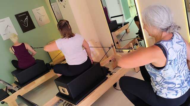 Instructora de Pilates reformer