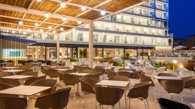 BAR MANAGER - L'Azure Hotel (Turno tarde)