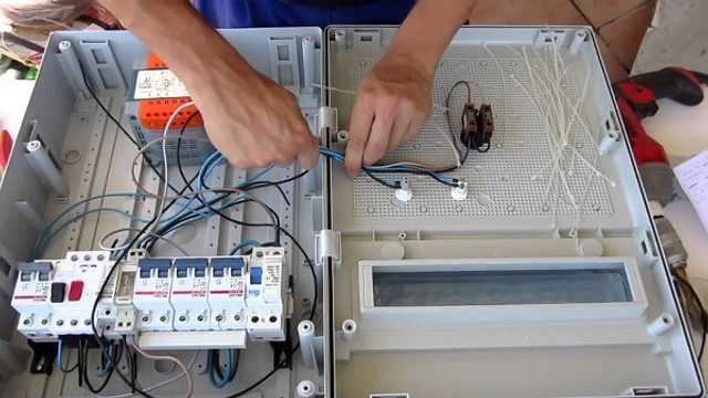 Operario/a de montaje de cuadros eléctricos