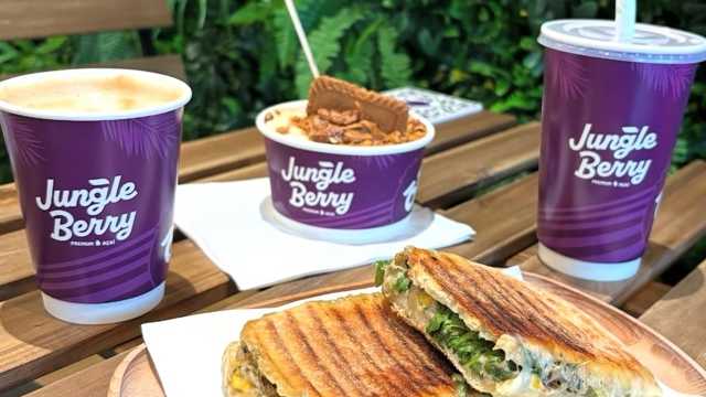 We’re hiring an experienced shop attendant for our açaí café in London.