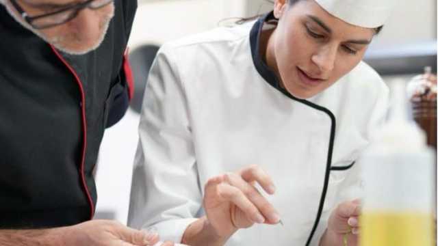 Auxiliar apoyo a cocina.