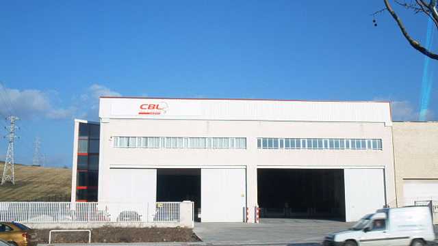 Repartidor con vehículo propio con plataforma elevadora