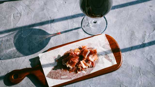 Camarero/a con Arte para el Corte de Jamón – Estabilidad y Crecimiento