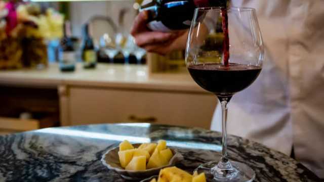 CAMARERO-DEPENDIENTE PARA VINOTECA & QUESERÍA SANTIAGO BERNABÉU