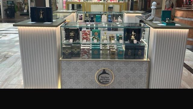 Dependienta de Stand perfume Árabe
