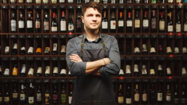 CAMARERO-DEPENDIENTE PARA VINOTECA & QUESERÍA SANTIAGO BERNABÉU