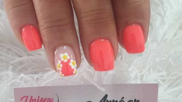 Manicurista Técnica Uñas Acrilicas y gel y peluquera con experiencia