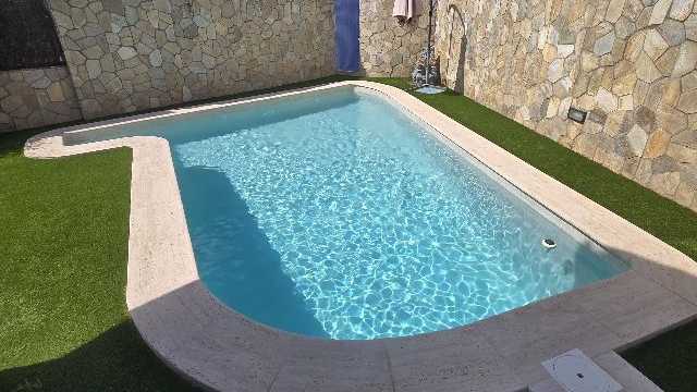 Peon en obra para reforma de piscinas
