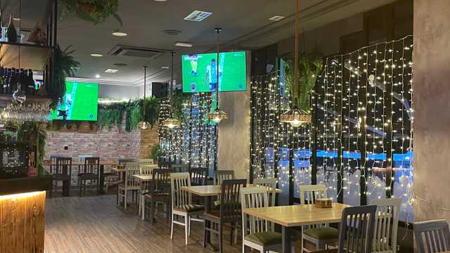 Camarero/a y Ayudante/a de Cocina