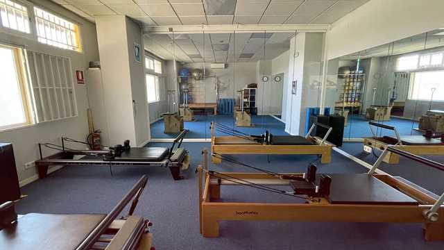 Instructor de pilates suelo y máquinas