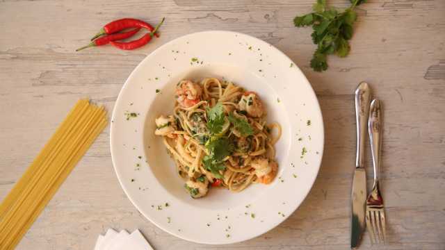 🍳 ¡SE BUSCA URGENTE AYUDANTE DE COCINA CON DISPONIBILIDAD HORARIA! 🔥