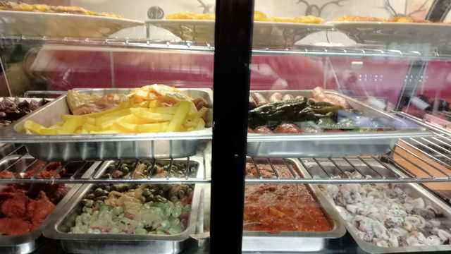 Ayudante de cocina con nociones de camarero