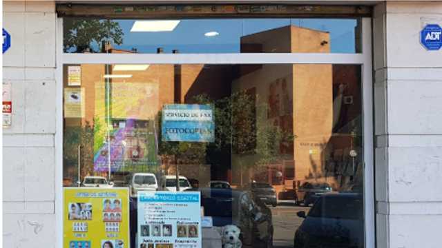 Dependiente en tienda de fotografía