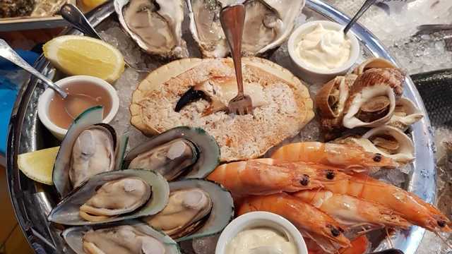 Fishmonger shop manager