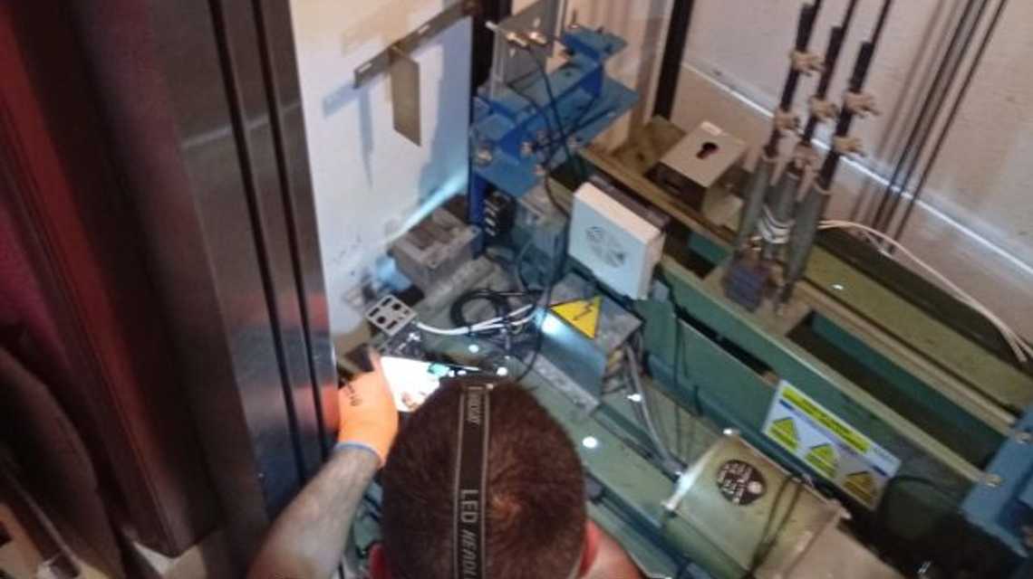 INSTALACIONES ELÉCTRICAS VOLTAJE cover image